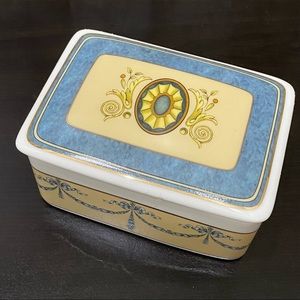 NIB Retired Wedgwood Madeleine Bone China 4 1/2" Rectangular Covered Box Trinket
